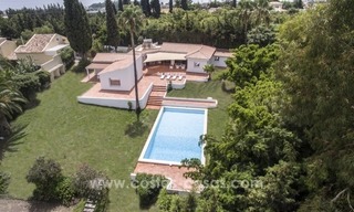 Villa très privée rénovée à vendre sur la Nouvelle Mille d’Or, Marbella - Estepona 2