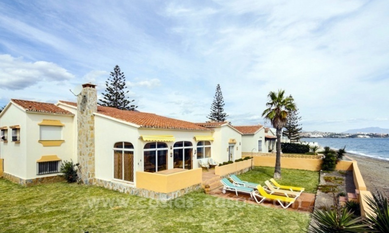 Aubaine ! Villa en première ligne de plage à vendre à Estepona, Costa del Sol 2