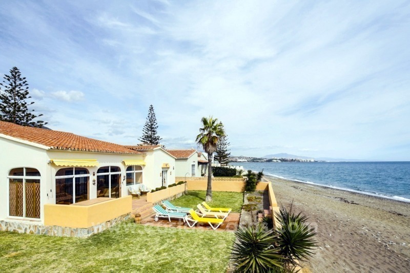 Aubaine ! Villa en première ligne de plage à vendre à Estepona, Costa del Sol