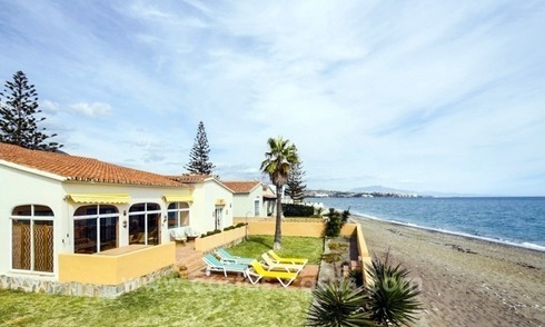 Aubaine ! Villa en première ligne de plage à vendre à Estepona, Costa del Sol 