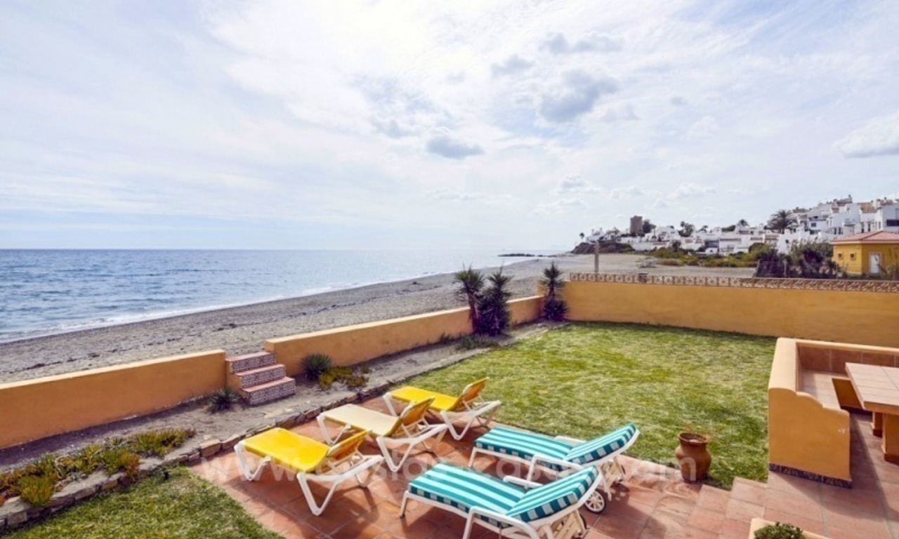 Aubaine ! Villa en première ligne de plage à vendre à Estepona, Costa del Sol 1