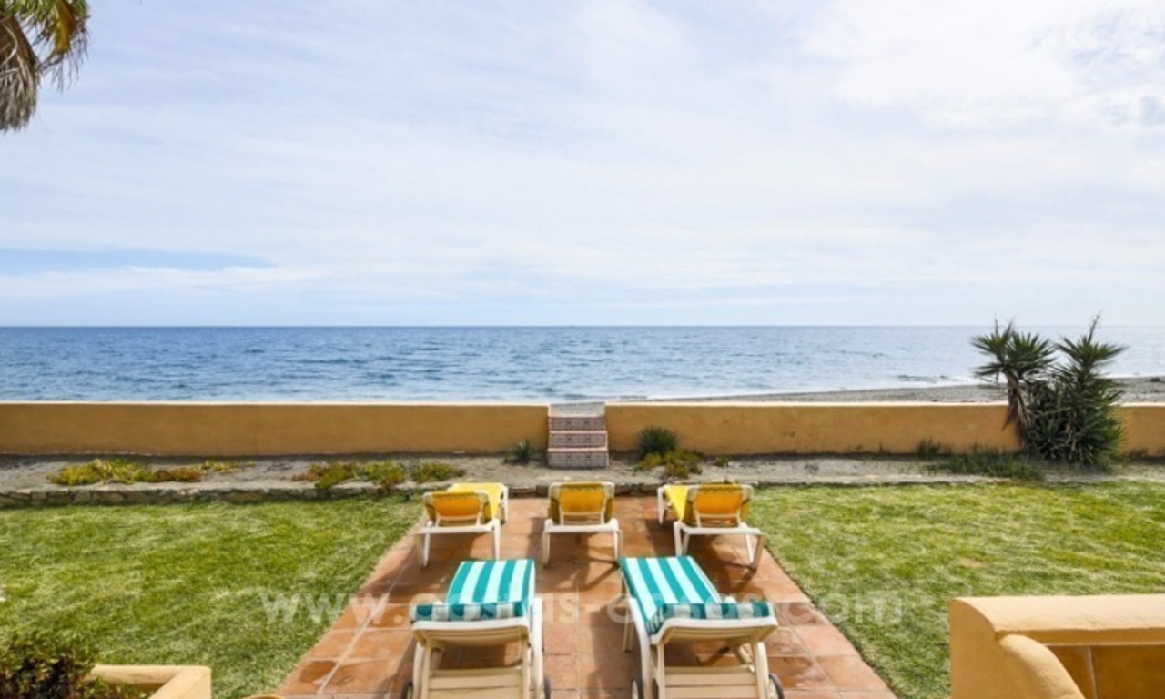 Aubaine ! Villa en première ligne de plage à vendre à Estepona, Costa del Sol 3