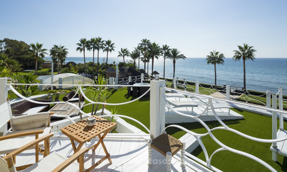 Villa de style balinais en première ligne de plage en vente à l’Est de Marbella. 13211