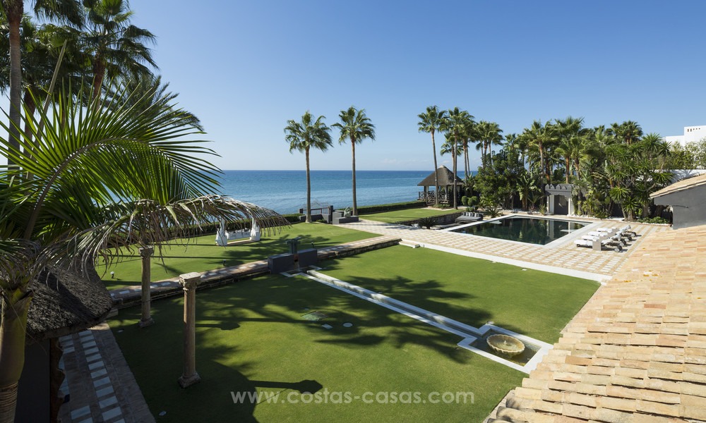 Villa de style balinais en première ligne de plage en vente à l’Est de Marbella. 13213