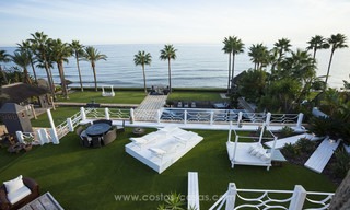 Villa de style balinais en première ligne de plage en vente à l’Est de Marbella. 13220 