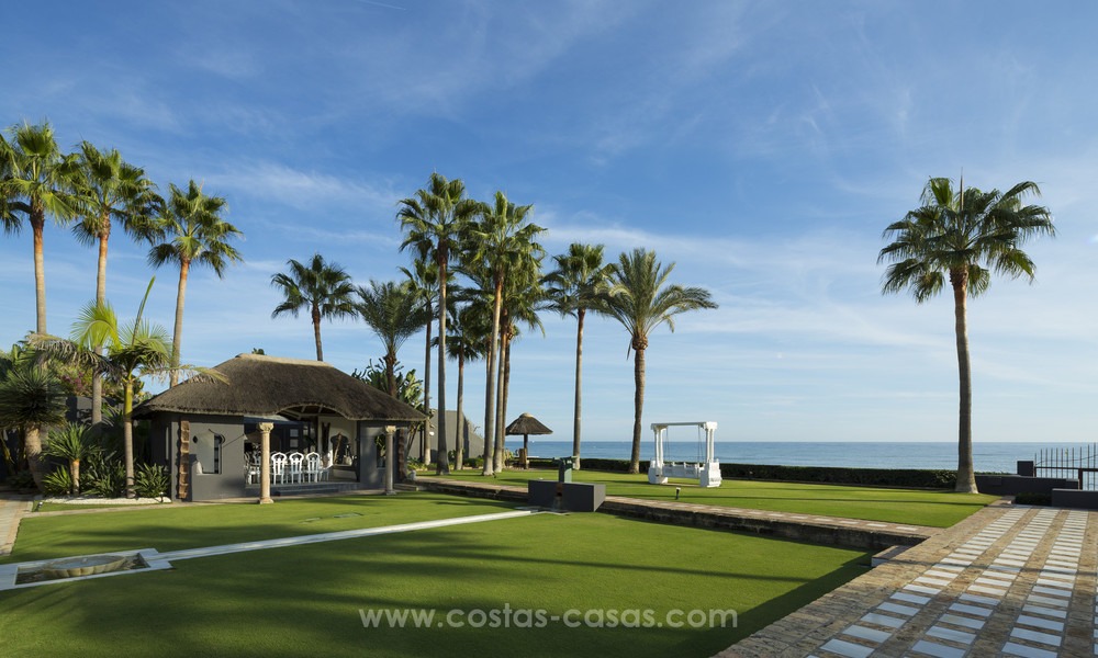 Villa de style balinais en première ligne de plage en vente à l’Est de Marbella. 13224