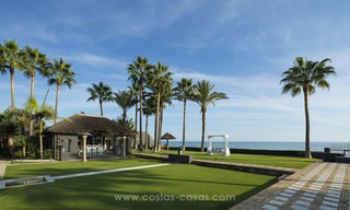 Villa de style balinais en première ligne de plage en vente à l’Est de Marbella. 13224 