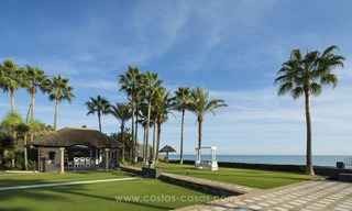 Villa de style balinais en première ligne de plage en vente à l’Est de Marbella. 13225 