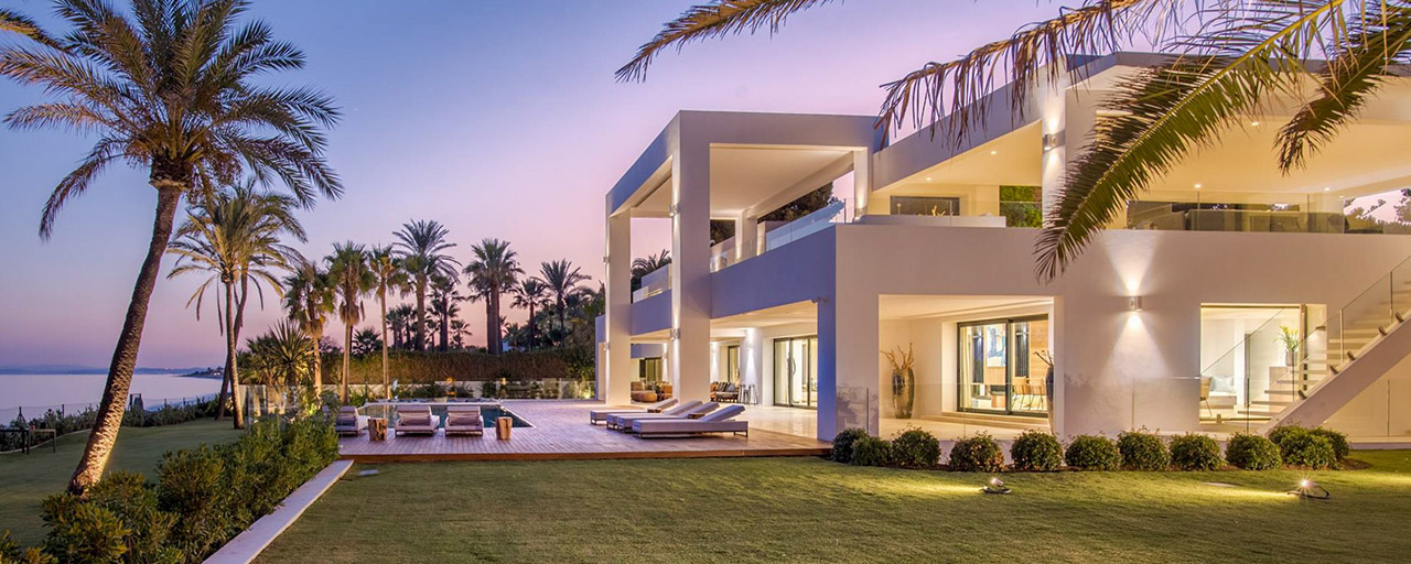 Villa moderne et exclusive de première ligne de plage à vendre avec vue panoramique sur la mer sur le New Golden Mile, entre Marbella et Estepona. De retour sur le marché !