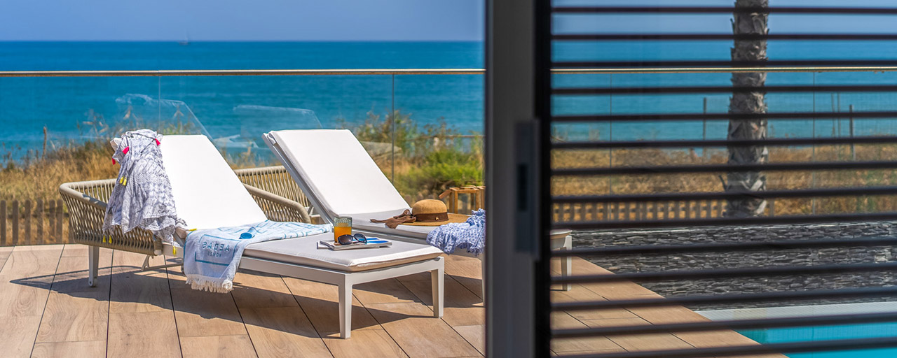 Prêt à emménager dans une villa moderne de luxe en première ligne de plage à vendre dans un complexe exclusif à Estepona, Costa del Sol