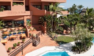 A vendre à l’Hotel Kempinski, Marbella - Estepona: Appartement rénové dans un style moderne 320 