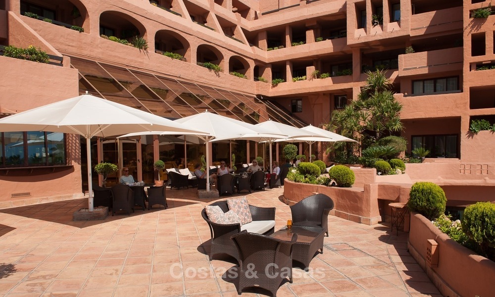 A vendre à l’Hotel Kempinski, Marbella - Estepona: Appartement rénové dans un style moderne 323