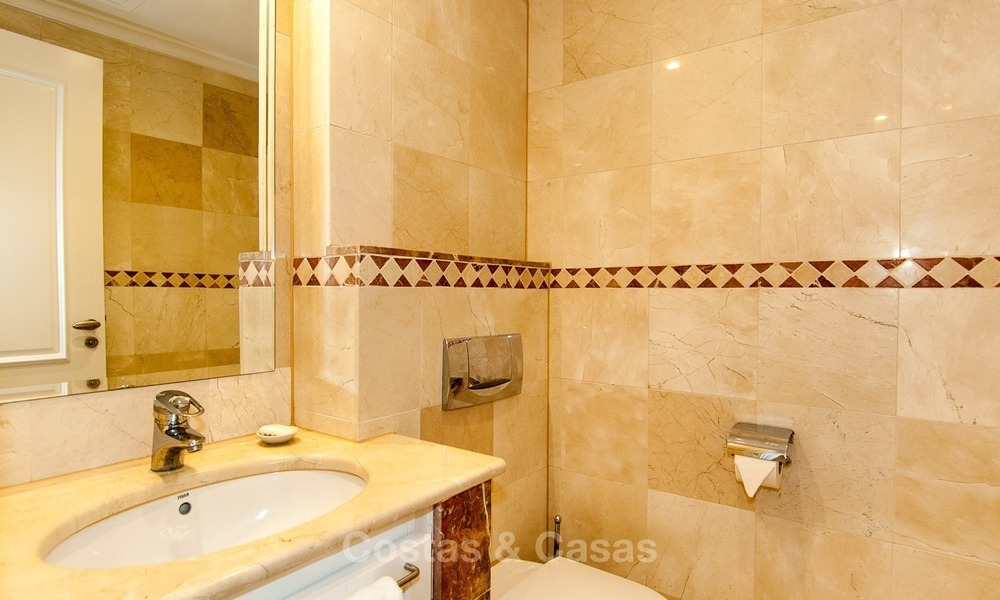 A vendre à l’Hotel Kempinski, Marbella - Estepona: Appartement rénové dans un style moderne 343