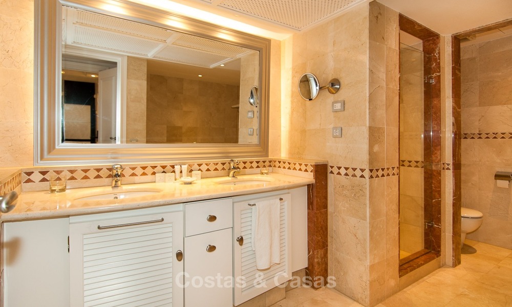A vendre à l’Hotel Kempinski, Marbella - Estepona: Appartement rénové dans un style moderne 345