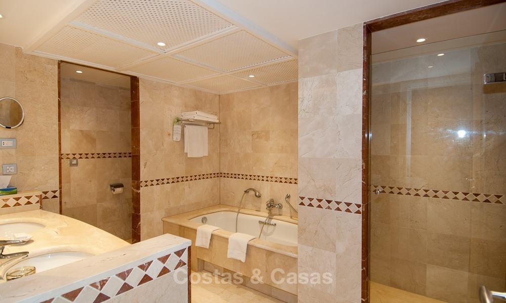 A vendre à l’Hotel Kempinski, Marbella - Estepona: Appartement rénové dans un style moderne 349