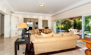 ? Villa élégante á vendre, sur le Golf, orientée plein sud, située à Benahavis - Marbella, avec vue sur mer 611 