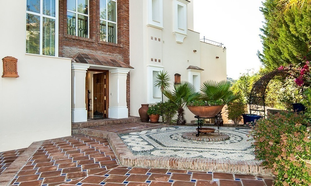 ? Villa élégante á vendre, sur le Golf, orientée plein sud, située à Benahavis - Marbella, avec vue sur mer 640