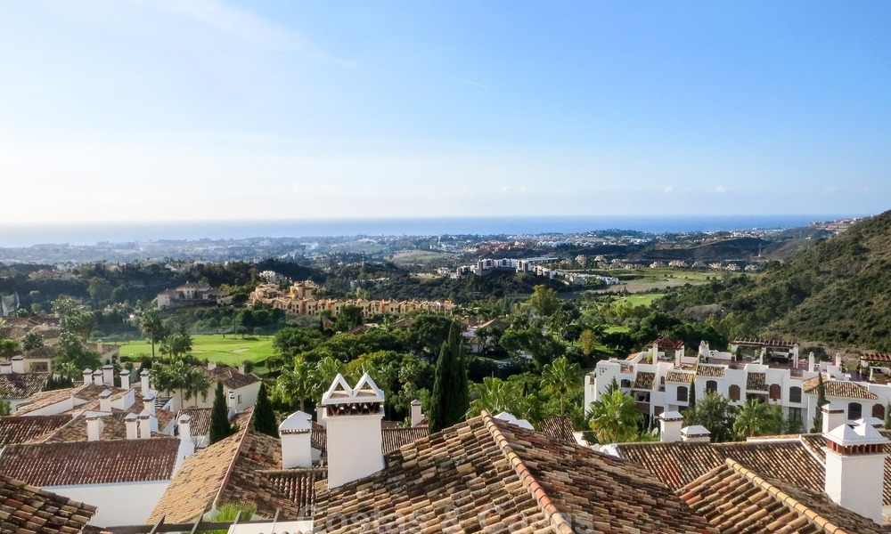 Villa à vendre à Marbella, Benahavis, dans un resort de Golf avec vue panoramique sur la mer et le golf, orientation sud. 955