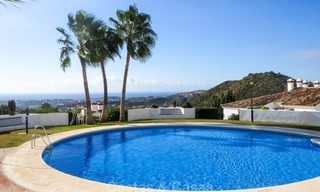 Villa à vendre à Marbella, Benahavis, dans un resort de Golf avec vue panoramique sur la mer et le golf, orientation sud. 957 