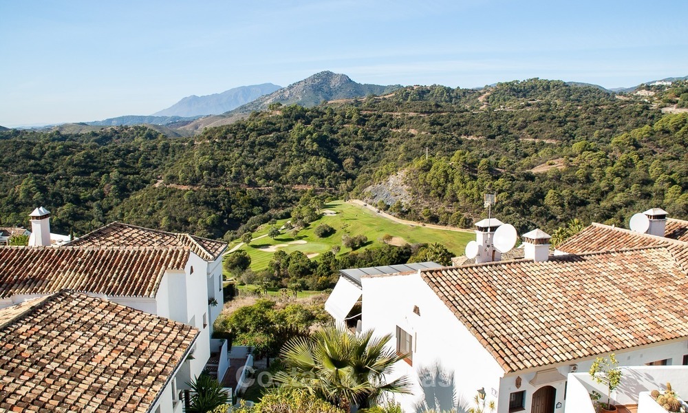 Villa à vendre à Marbella, Benahavis, dans un resort de Golf avec vue panoramique sur la mer et le golf, orientation sud. 964
