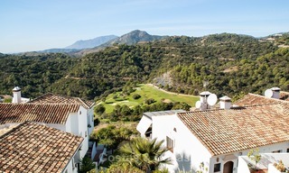 Villa à vendre à Marbella, Benahavis, dans un resort de Golf avec vue panoramique sur la mer et le golf, orientation sud. 964 