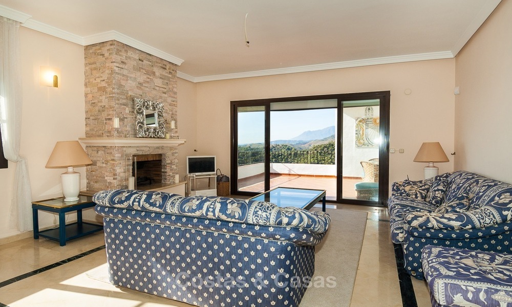 Villa à vendre à Marbella, Benahavis, dans un resort de Golf avec vue panoramique sur la mer et le golf, orientation sud. 968