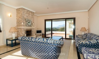Villa à vendre à Marbella, Benahavis, dans un resort de Golf avec vue panoramique sur la mer et le golf, orientation sud. 968 