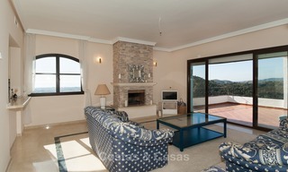 Villa à vendre à Marbella, Benahavis, dans un resort de Golf avec vue panoramique sur la mer et le golf, orientation sud. 969 