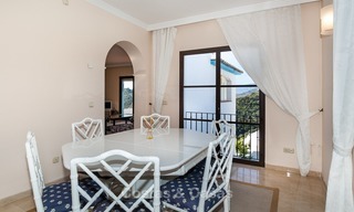 Villa à vendre à Marbella, Benahavis, dans un resort de Golf avec vue panoramique sur la mer et le golf, orientation sud. 971 