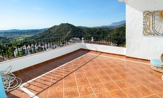 Villa à vendre à Marbella, Benahavis, dans un resort de Golf avec vue panoramique sur la mer et le golf, orientation sud. 972 