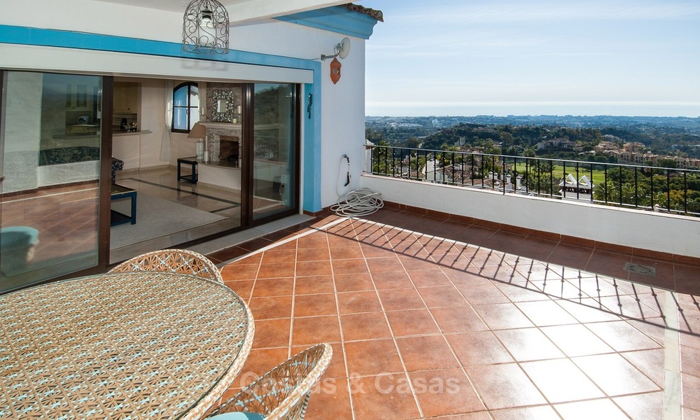 Villa à vendre à Marbella, Benahavis, dans un resort de Golf avec vue panoramique sur la mer et le golf, orientation sud. 974