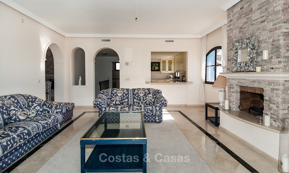 Villa à vendre à Marbella, Benahavis, dans un resort de Golf avec vue panoramique sur la mer et le golf, orientation sud. 975