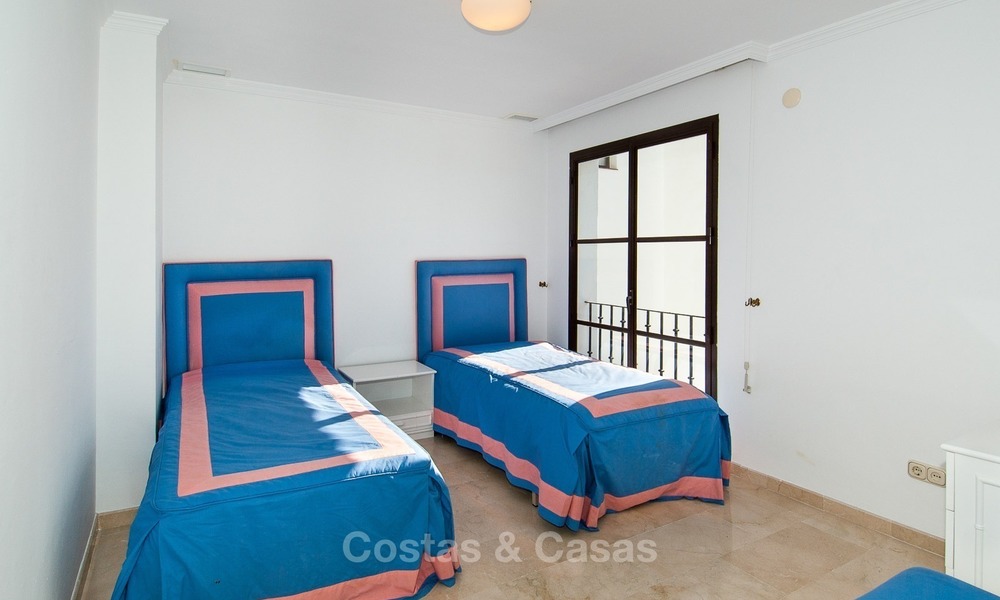 Villa à vendre à Marbella, Benahavis, dans un resort de Golf avec vue panoramique sur la mer et le golf, orientation sud. 977