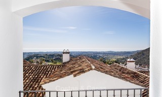 Villa à vendre à Marbella, Benahavis, dans un resort de Golf avec vue panoramique sur la mer et le golf, orientation sud. 983 