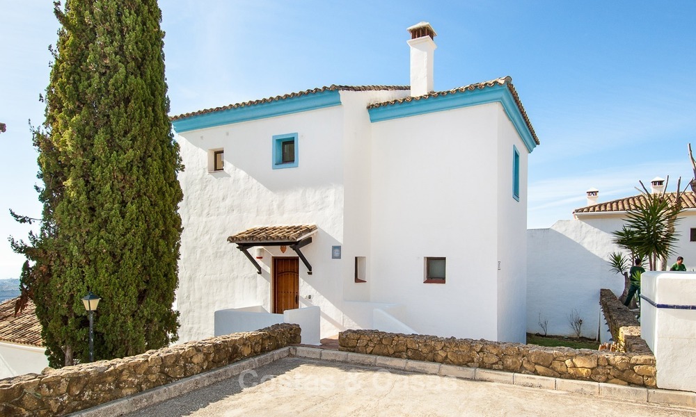 Villa à vendre à Marbella, Benahavis, dans un resort de Golf avec vue panoramique sur la mer et le golf, orientation sud. 986