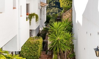 Villa à vendre à Marbella, Benahavis, dans un resort de Golf avec vue panoramique sur la mer et le golf, orientation sud. 987 