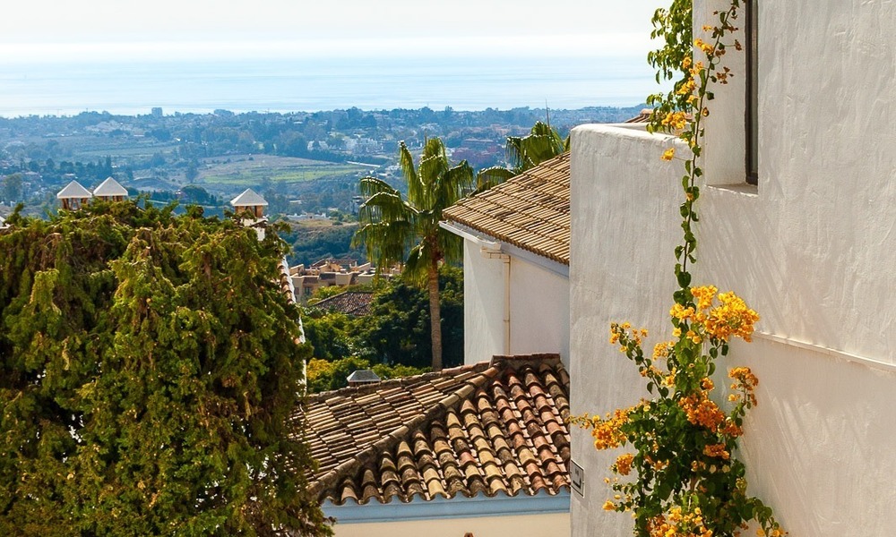 Villa à vendre à Marbella, Benahavis, dans un resort de Golf avec vue panoramique sur la mer et le golf, orientation sud. 988