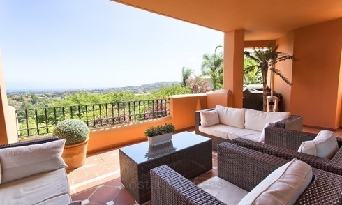 Appartement d'angle, surélevé au rez-de-chaussée avec vue mer, à vendre à Benahavis, Marbella 1337