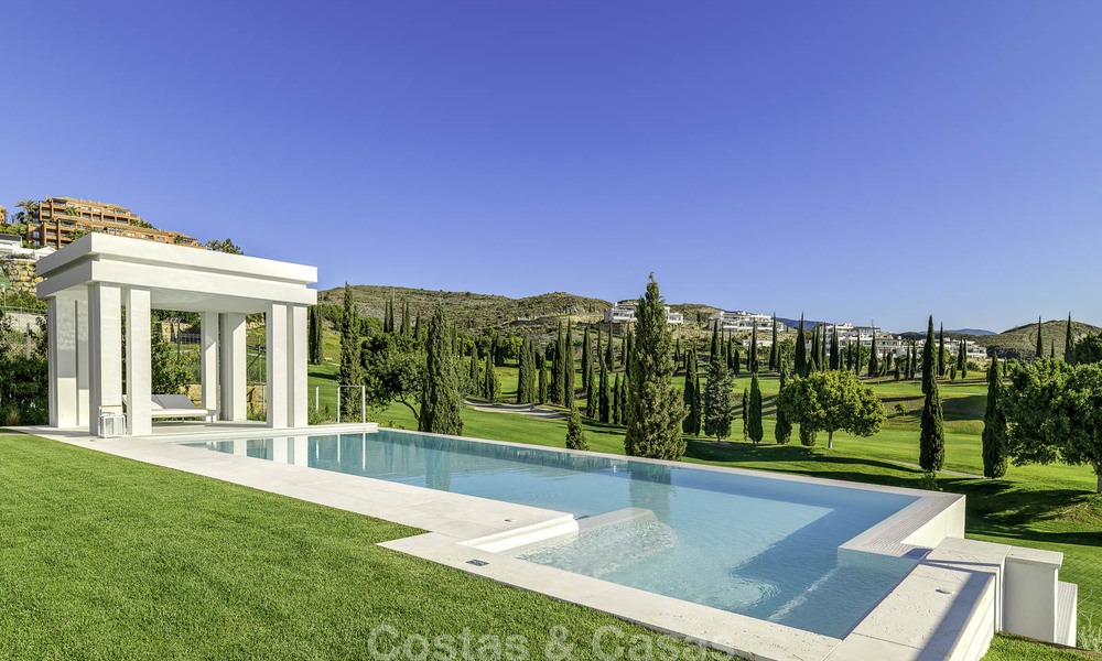 Elégante villa, très design à vendre avec une vue golf et montagnes, situé sur le New Golden Mile, Marbella - Benahavis 13857