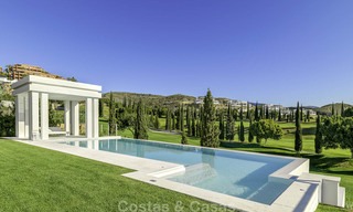 Elégante villa, très design à vendre avec une vue golf et montagnes, situé sur le New Golden Mile, Marbella - Benahavis 13857 