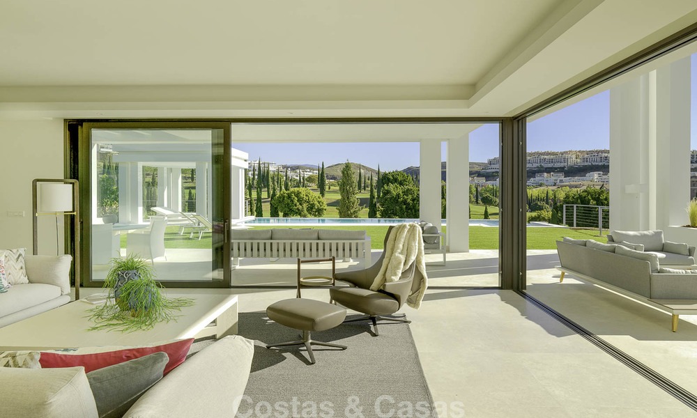 Elégante villa, très design à vendre avec une vue golf et montagnes, situé sur le New Golden Mile, Marbella - Benahavis 13859