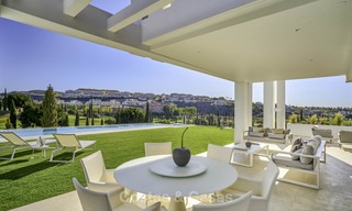 Elégante villa, très design à vendre avec une vue golf et montagnes, situé sur le New Golden Mile, Marbella - Benahavis 13860 
