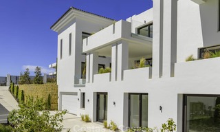 Elégante villa, très design à vendre avec une vue golf et montagnes, situé sur le New Golden Mile, Marbella - Benahavis 13861 