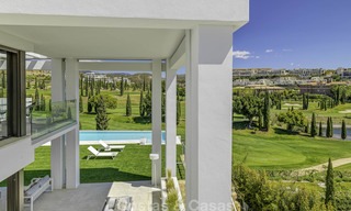 Elégante villa, très design à vendre avec une vue golf et montagnes, situé sur le New Golden Mile, Marbella - Benahavis 13862 