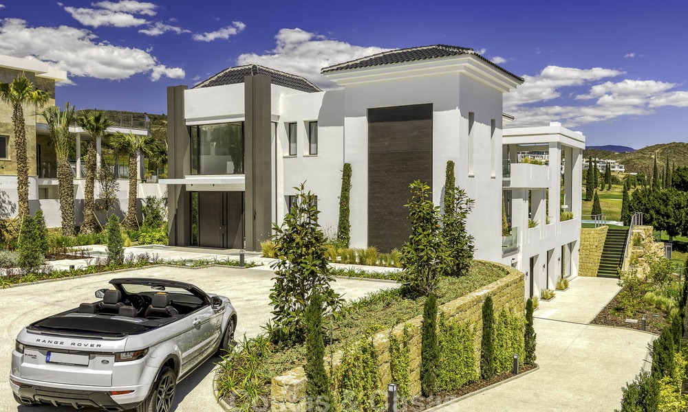 Elégante villa, très design à vendre avec une vue golf et montagnes, situé sur le New Golden Mile, Marbella - Benahavis 13864