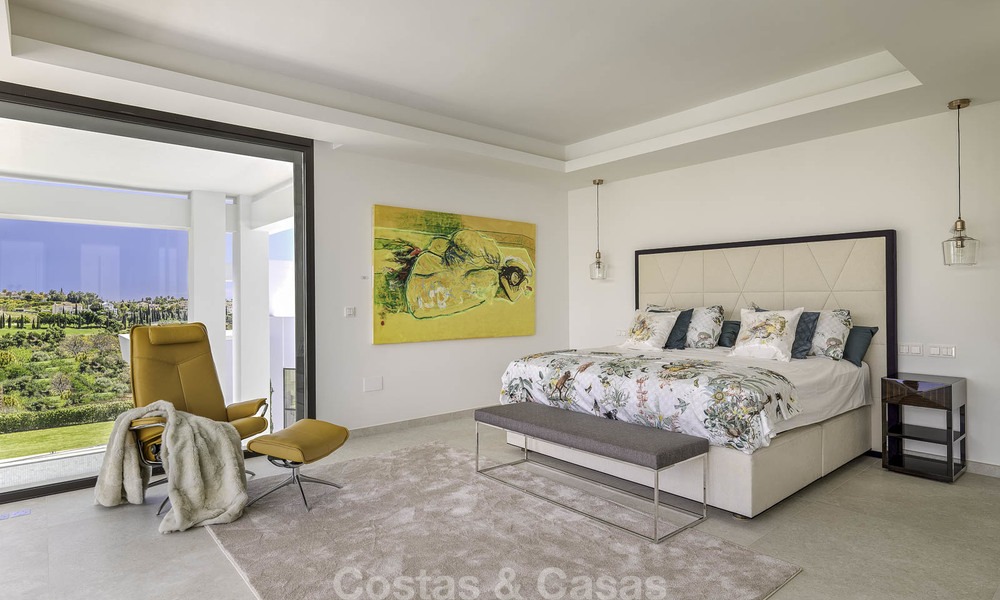 Elégante villa, très design à vendre avec une vue golf et montagnes, situé sur le New Golden Mile, Marbella - Benahavis 13865