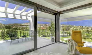 Elégante villa, très design à vendre avec une vue golf et montagnes, situé sur le New Golden Mile, Marbella - Benahavis 13867 