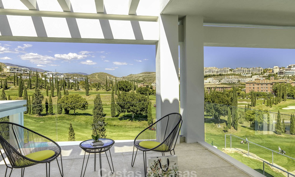 Elégante villa, très design à vendre avec une vue golf et montagnes, situé sur le New Golden Mile, Marbella - Benahavis 13868