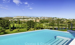 Elégante villa, très design à vendre avec une vue golf et montagnes, situé sur le New Golden Mile, Marbella - Benahavis 13873 