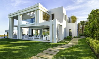 Elégante villa, très design à vendre avec une vue golf et montagnes, situé sur le New Golden Mile, Marbella - Benahavis 13874 